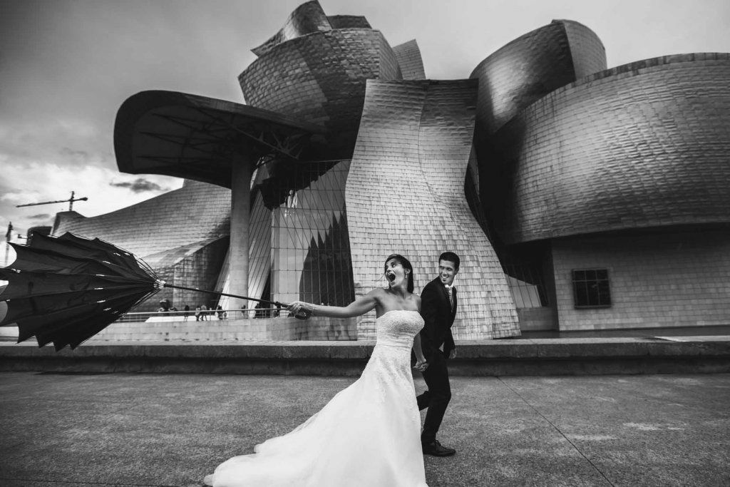 Fotografo en Cordoba pareja de paseo por Bilbao