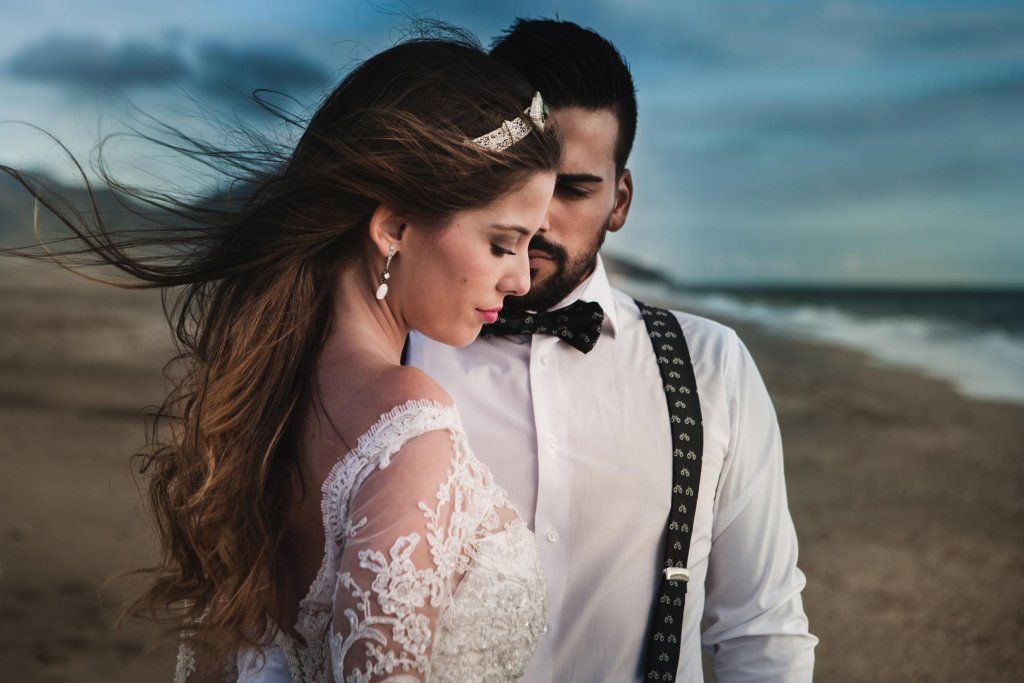 Fotografo en Cordoba pareja en la playa en sesion de postboda