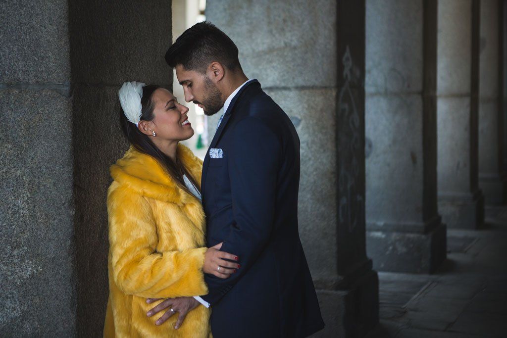 Postboda en Madrid buscando un beso
