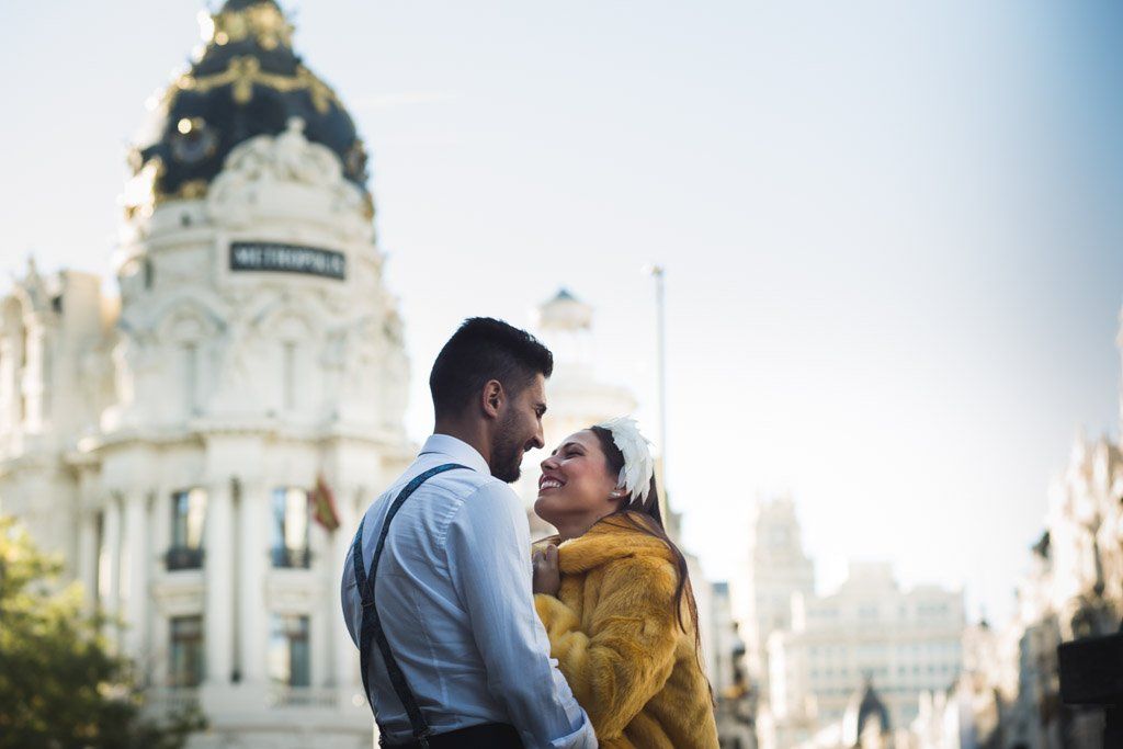 Postboda en Madrid y de fondo el emblematico edificio Metropolis