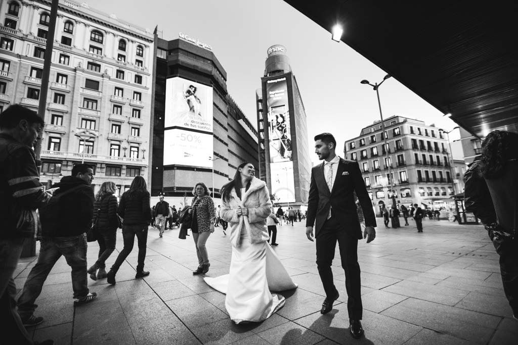 Postboda en Madrid paseando por la plaza de Callao