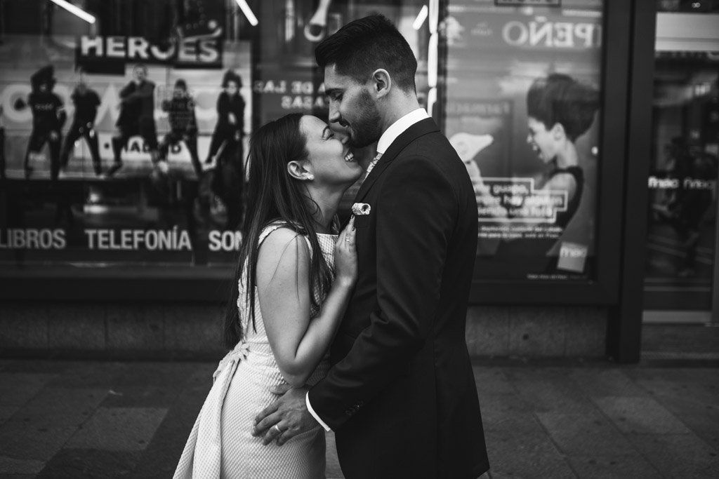 Postboda en Madrid en la puerta de Fnac en la calle Preciados