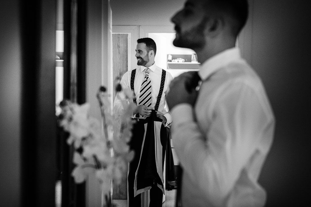 Boda Alcazar y La Bodega, novio y familia terminando sus preparativos