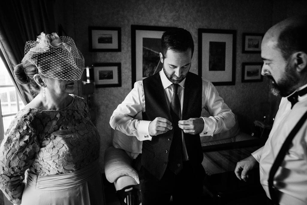Boda en San Nicolas y El Capricho, novio con sus padres