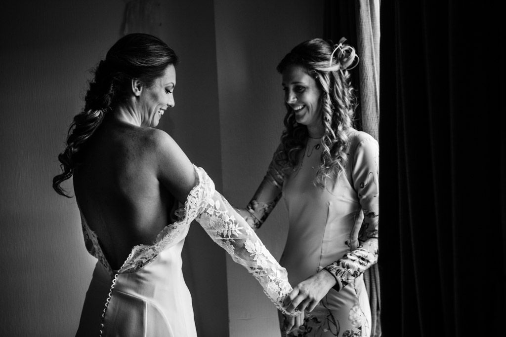 Boda en San Nicolas y El Capricho, novia poniendose traje