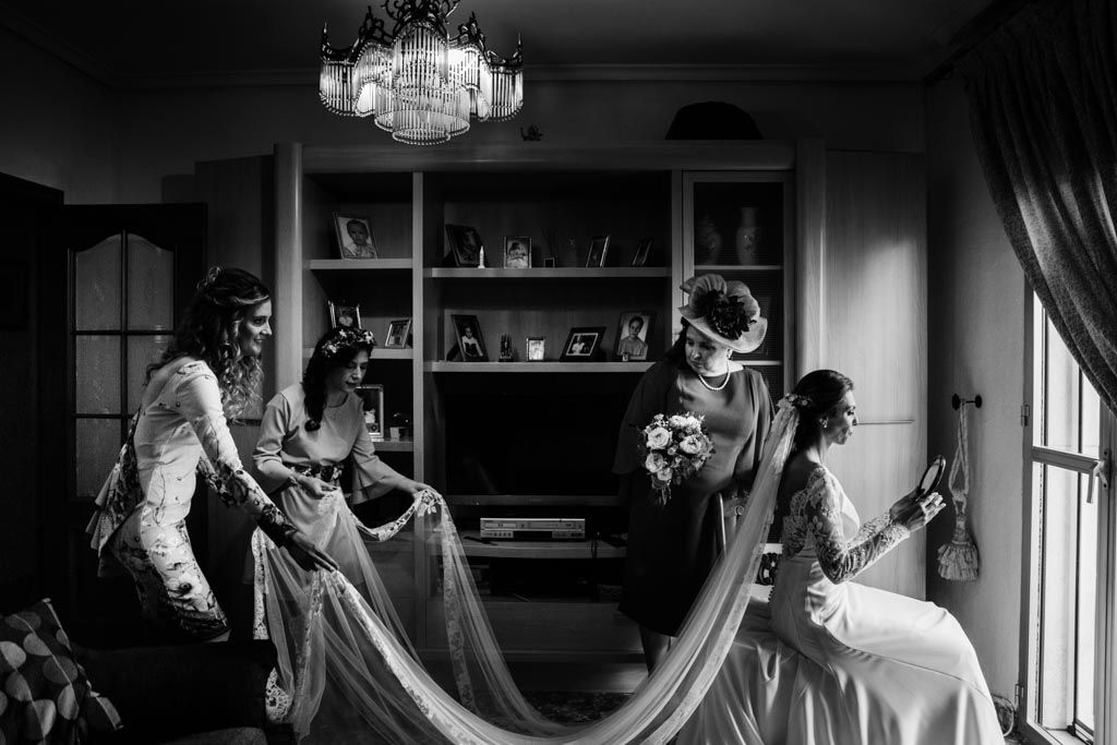 Boda en San Nicolas y El Capricho, preparativos finales de la novia