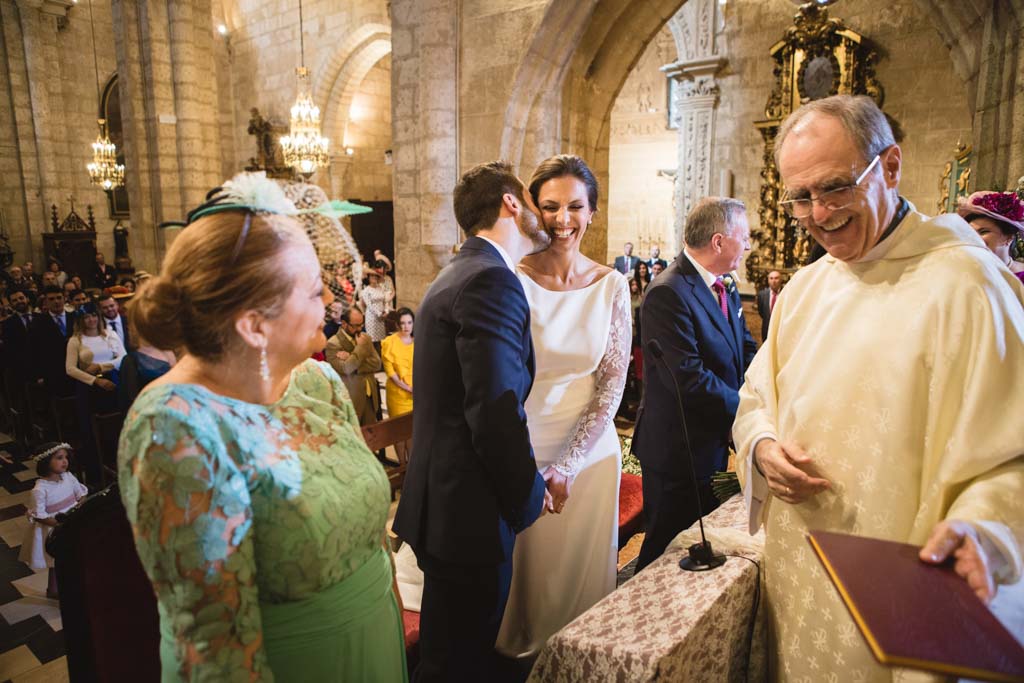 Boda en San Nicolas y El Capricho, beso novios en ceremonia