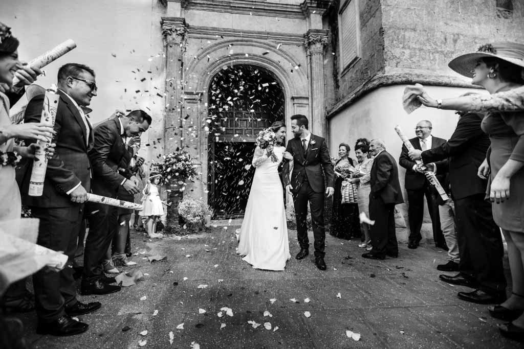Boda en San Nicolas y El Capricho, salida arroz de San Nicolas