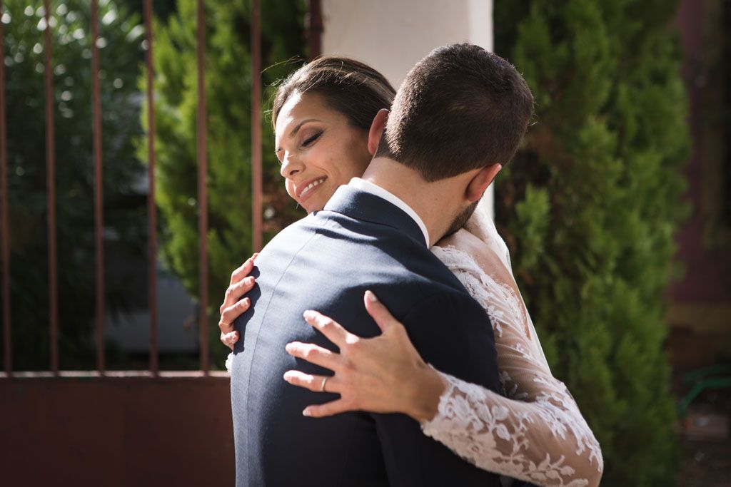 Boda en San Nicolas y El Capricho, abrazo de los novios