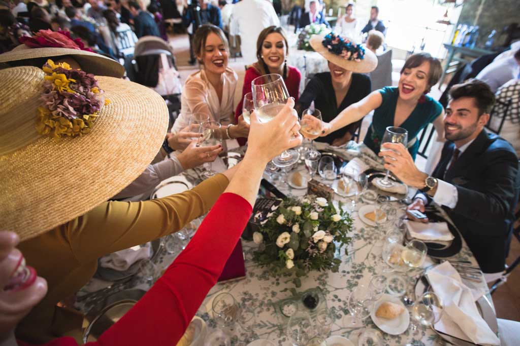 Boda en San Nicolas y El Capricho, amigos brindando