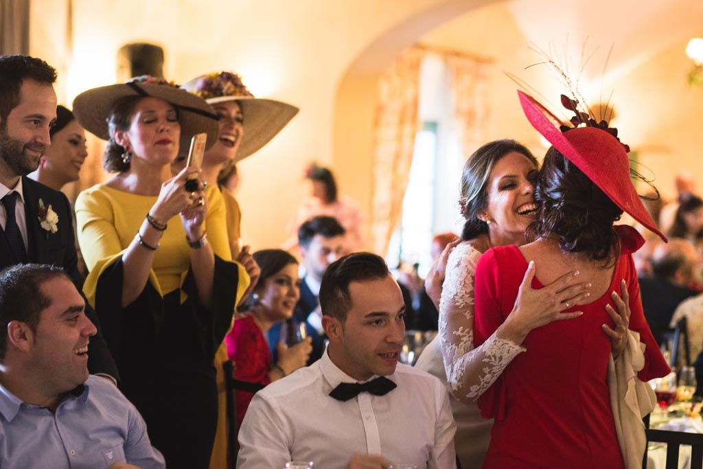Boda en San Nicolas y El Capricho, abrazo de la novia a una amiga