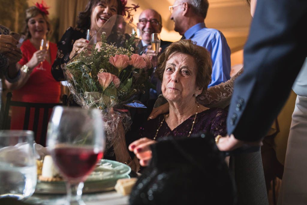 Boda en San Nicolas y El Capricho, abuela emocionada