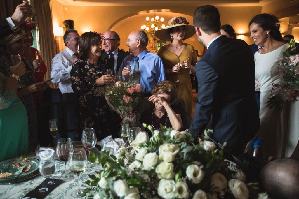 Boda en San Nicolas y El Capricho, entrega regalo a abuela