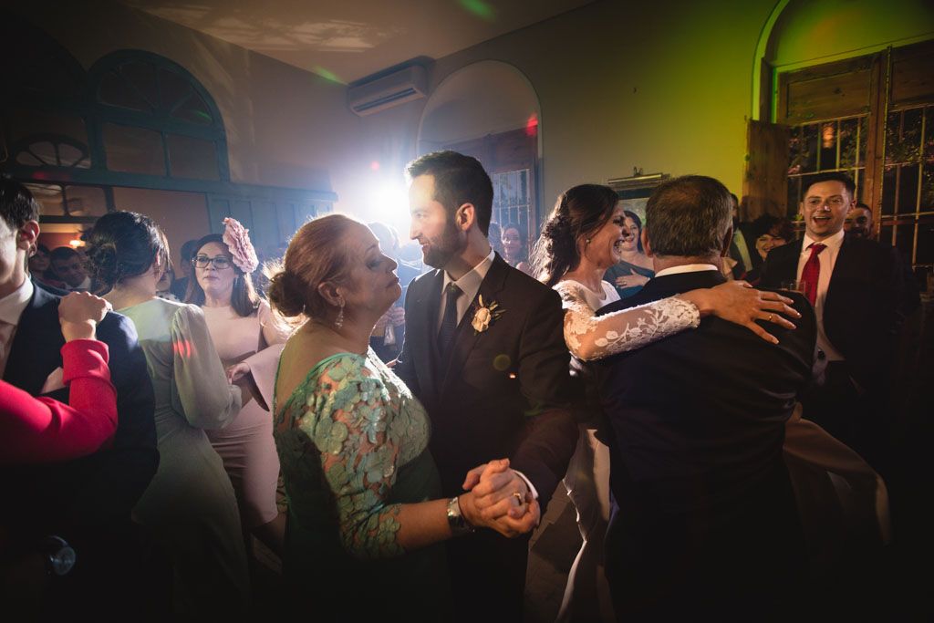 Boda en San Nicolas y El Capricho, baile novio con su madre