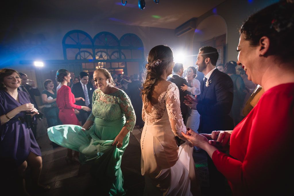 Boda en San Nicolas y El Capricho, baile novios con familia
