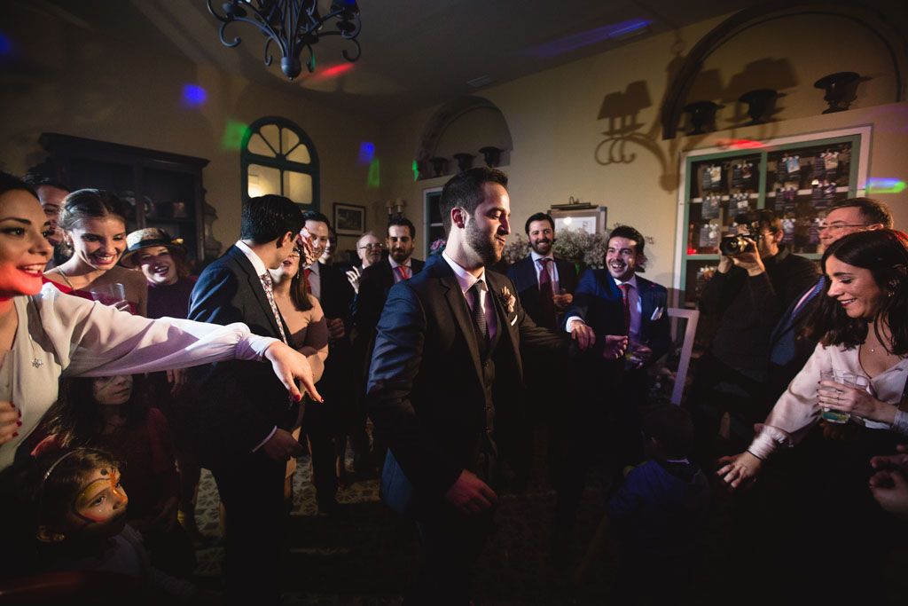 Boda en San Nicolas y El Capricho, baile con los amigos