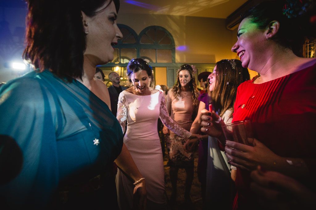 Boda en San Nicolas y El Capricho, baile con las amigas