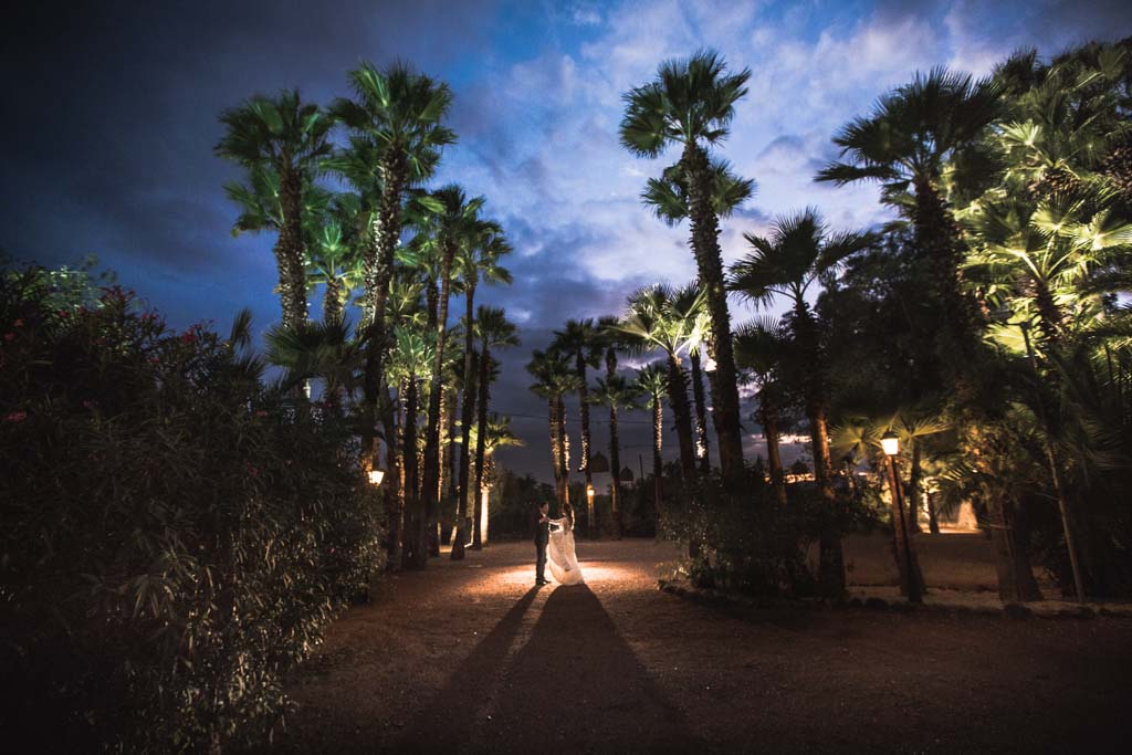 Boda en San Nicolas y El Capricho, en los jardines