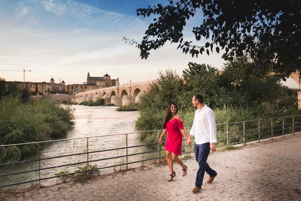 Sesión de compromiso en Córdoba, paseo junto al puente romano