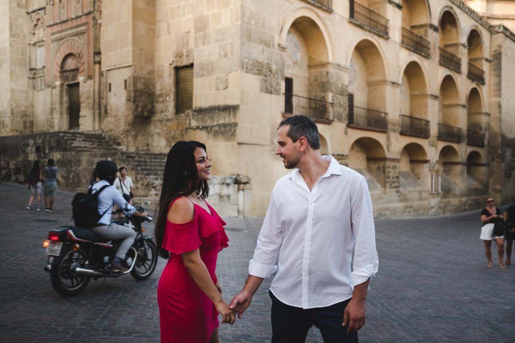 Sesión de compromiso en Córdoba, paseo junto a la mezquita y puente