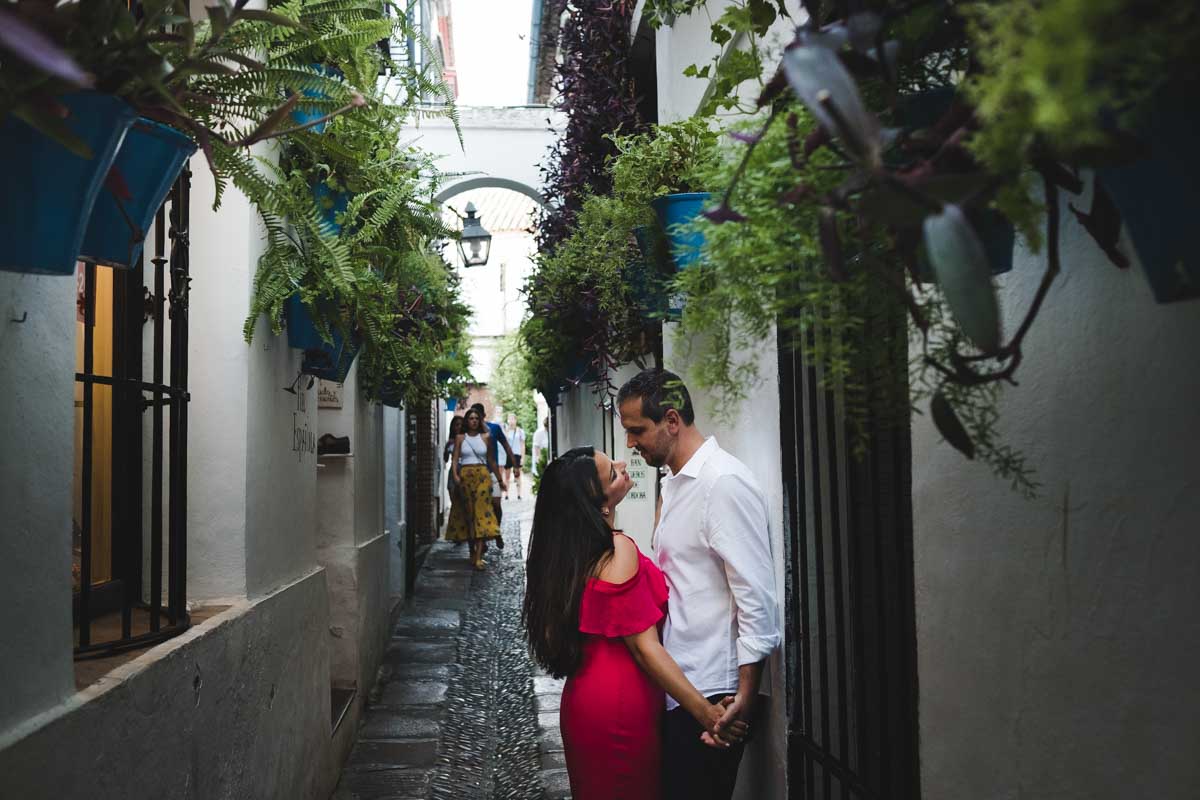 Sesión de compromiso en Córdoba, paseando por la calle de las flores