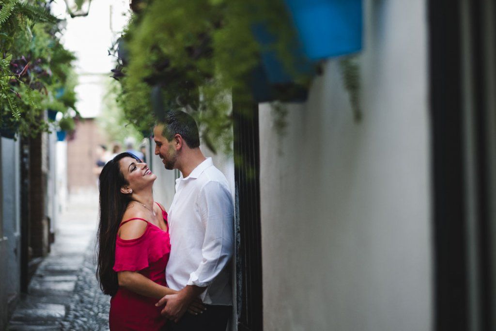 Sesión de compromiso en Córdoba, paseando por la calle de las flores romano