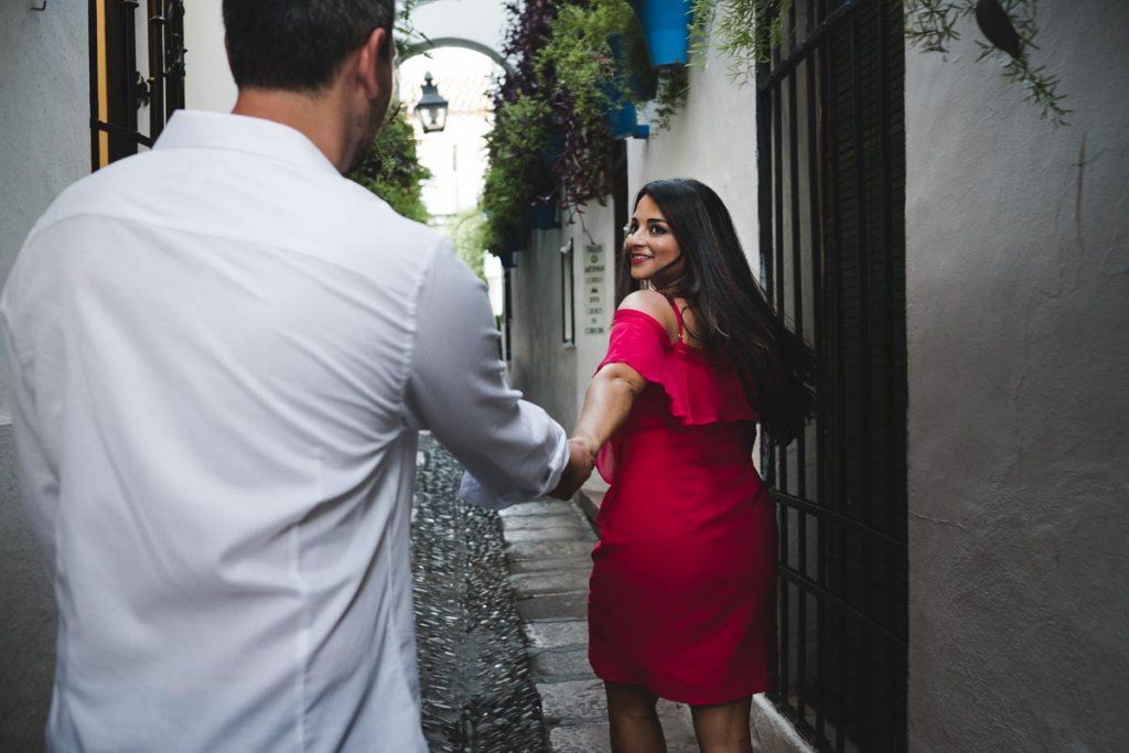 Sesión de compromiso en Córdoba, paseando por la calle de las flores