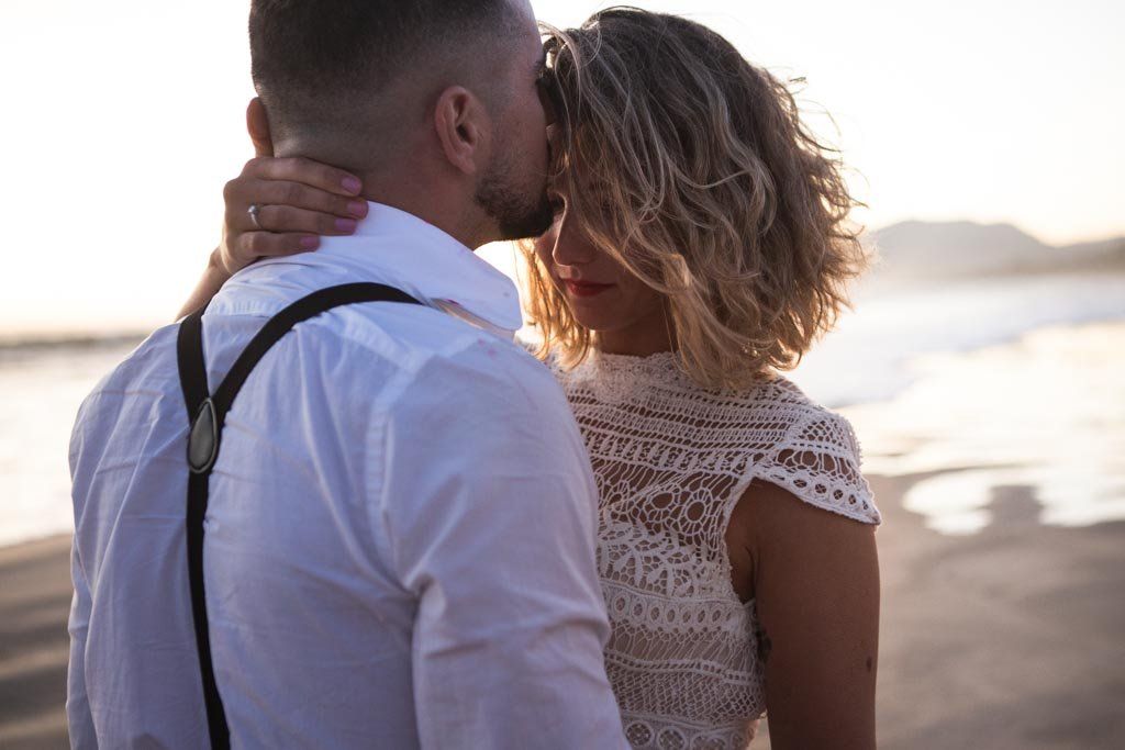 postboda pareja en tarifa