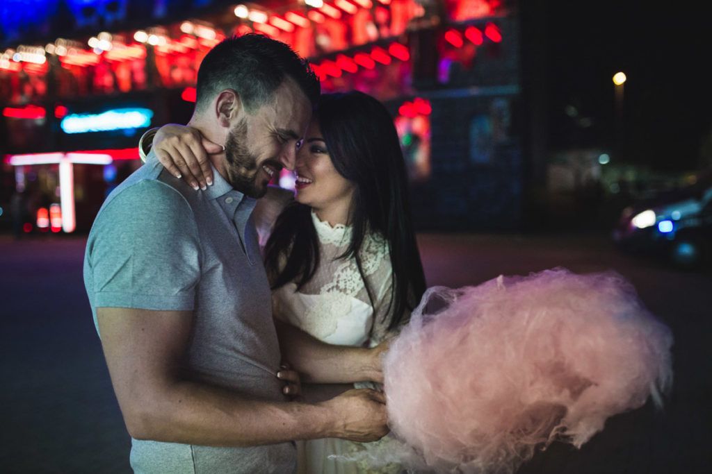 Una pareja riendo mientras disfruta del algodón de azúcar