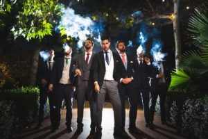 Fotógrafo de bodas en Córdoba pareja de boda en Linares foto grupo amigos