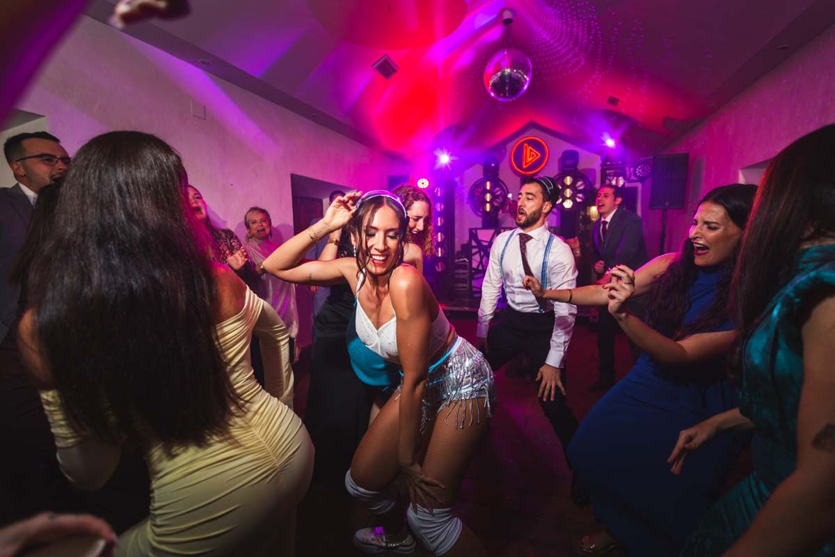 Fotógrafo en Córdoba novios bailando con invitados en la fiesta