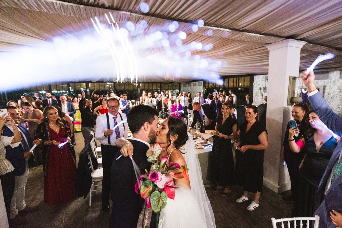 Fotógrafo en Córdoba novios besandose por petición en la cena