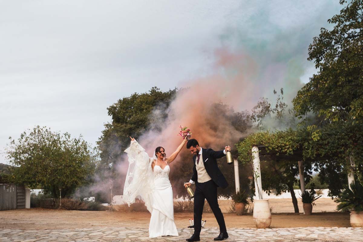 Fotógrafo en Córdoba entrada a copa de bienvenida con fuegos de colores y botellas de champang