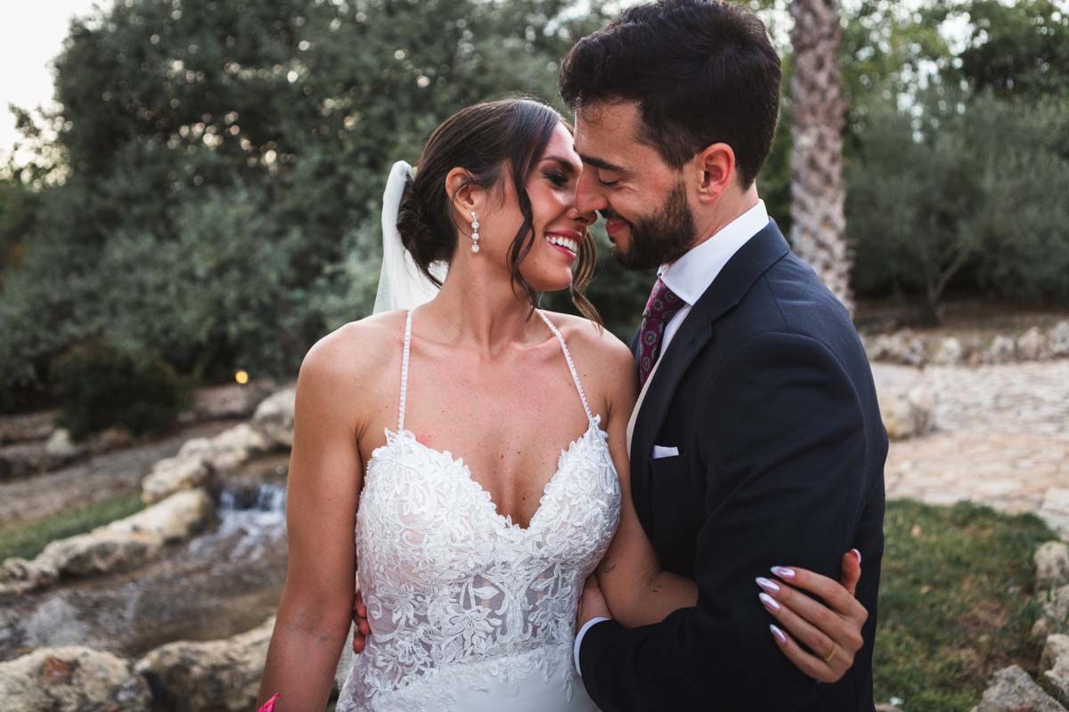 Fotógrafo en Córdoba novios en sus fotos de pareja ya muy relajados justo antes de la copa de bienvenida