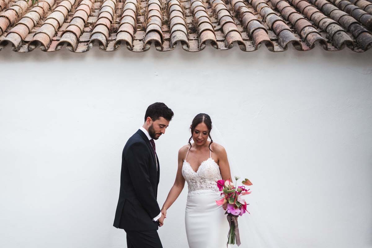 Fotógrafo en Córdoba novios en sus fotos de pareja justo antes de la copa de bienvenida