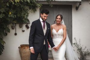 Fotógrafo en Córdoba pareja disfrutando de un rato juntos en el cortijo antes de la copa de bienvenida