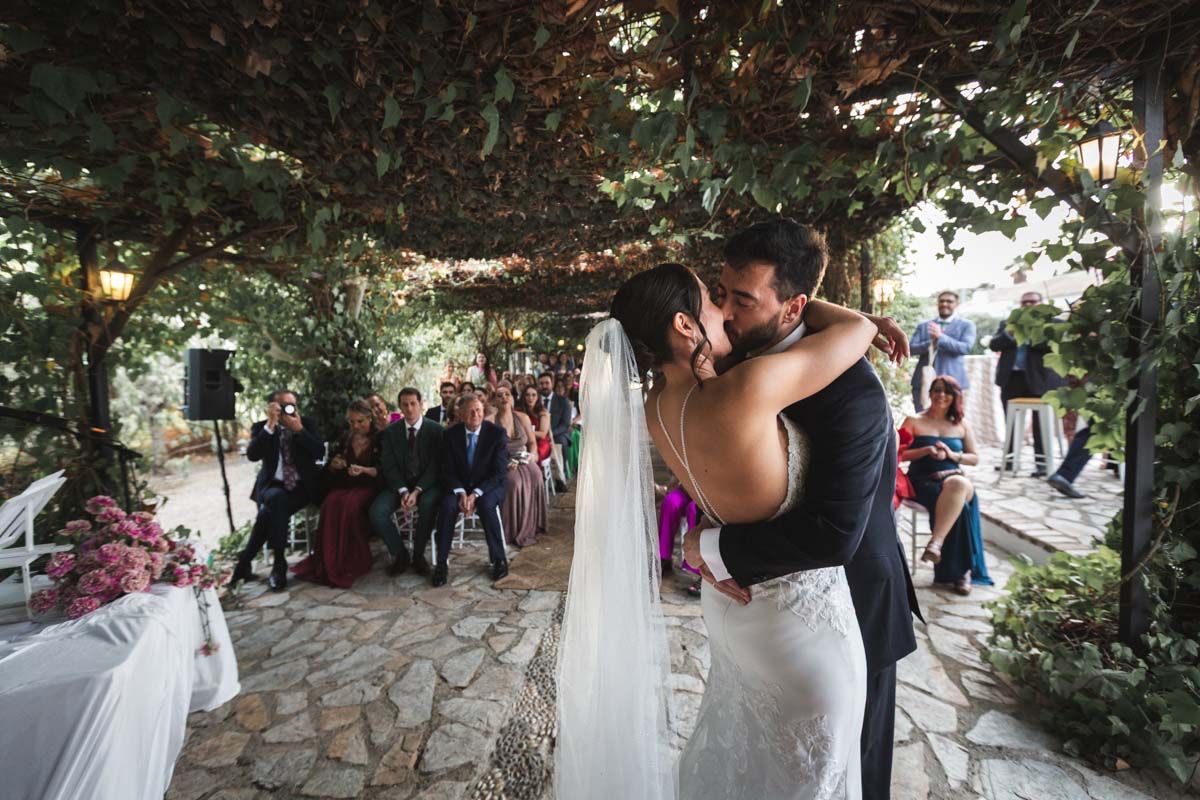 Fotógrafo en Córdoba sellando con un beso el enlace matrimonial
