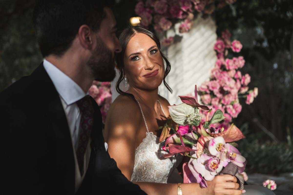 Fotógrafo en Córdoba novia sonriendo al novio en la ceremonia