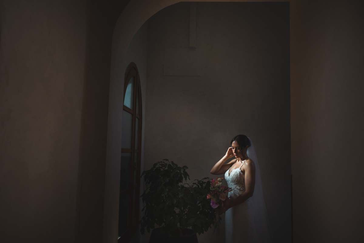 Fotógrafo en Córdoba novia justo antes de salir después de los preparativos antes de su boda