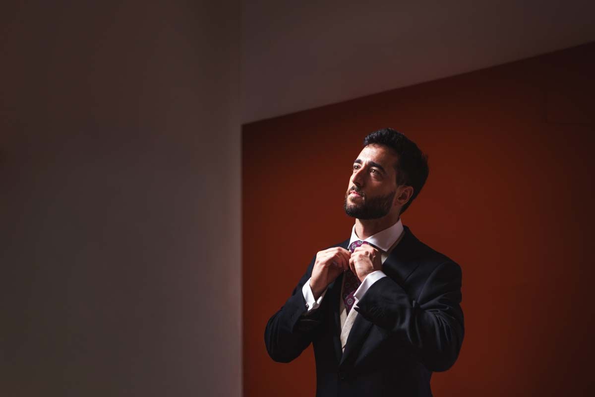 Fotógrafo en Córdoba novio con los últimos ajustes en los preparativos finales antes de su boda