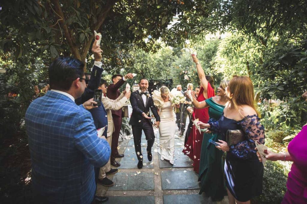 Celebración de boda con invitados en una finca